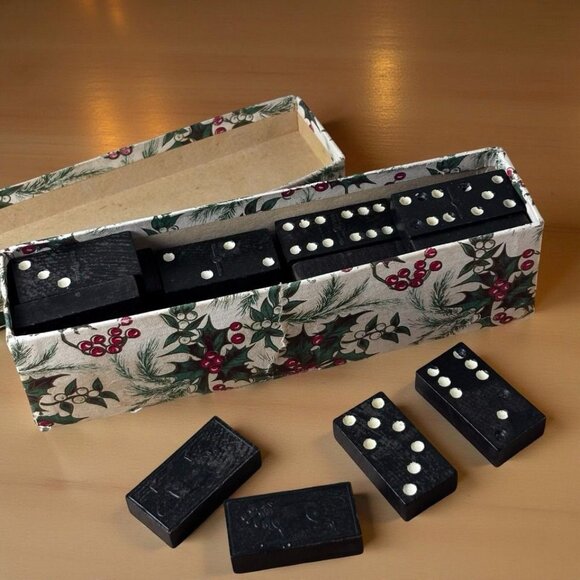 Vintage Black  28 Dominoes  With Embossed Lion Design & Festive Holly Berry Box - Picture 1 of 9
